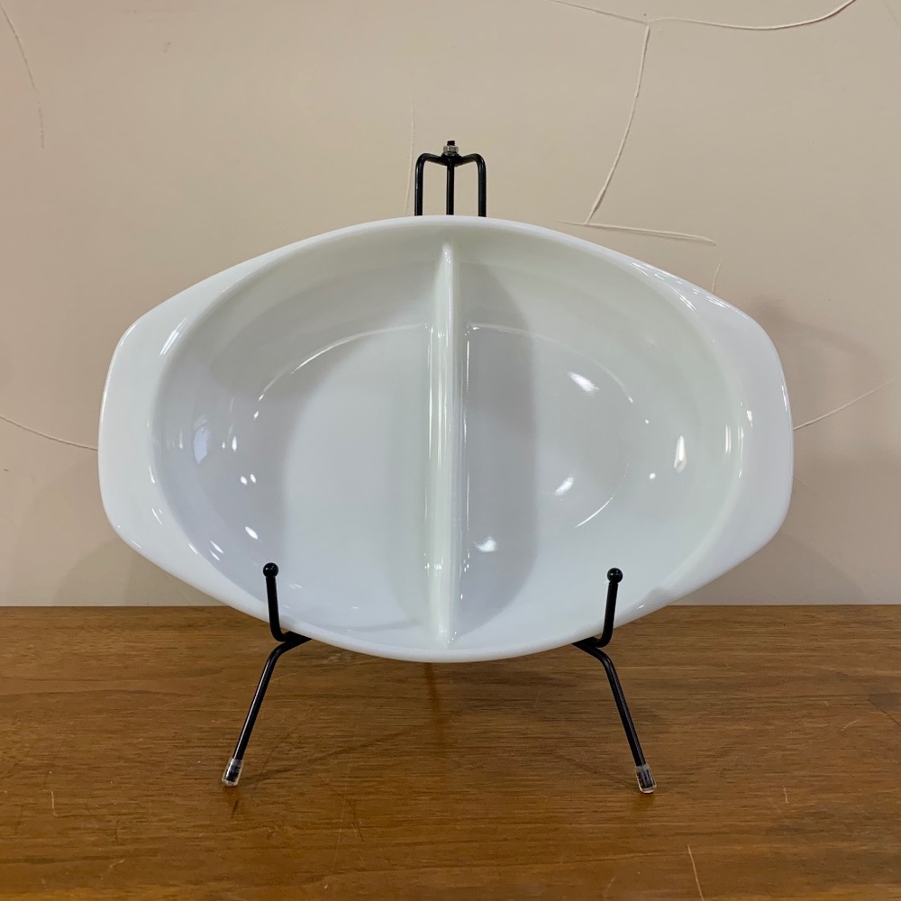 Pyrex Divided Dish 1.5 Qt | White Opal Glass | USA Made Ovenware - Picture 4 of 13